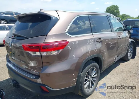 2019 Toyota Highlander Xle z USA, uszkodzony, nr VIN 5TDJZRFH3KS719612